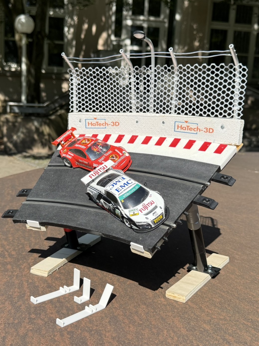 3D-gedruckte Halter und Fangzaun für Ninco Slot-Car-Rennbahn – HaTech-3D