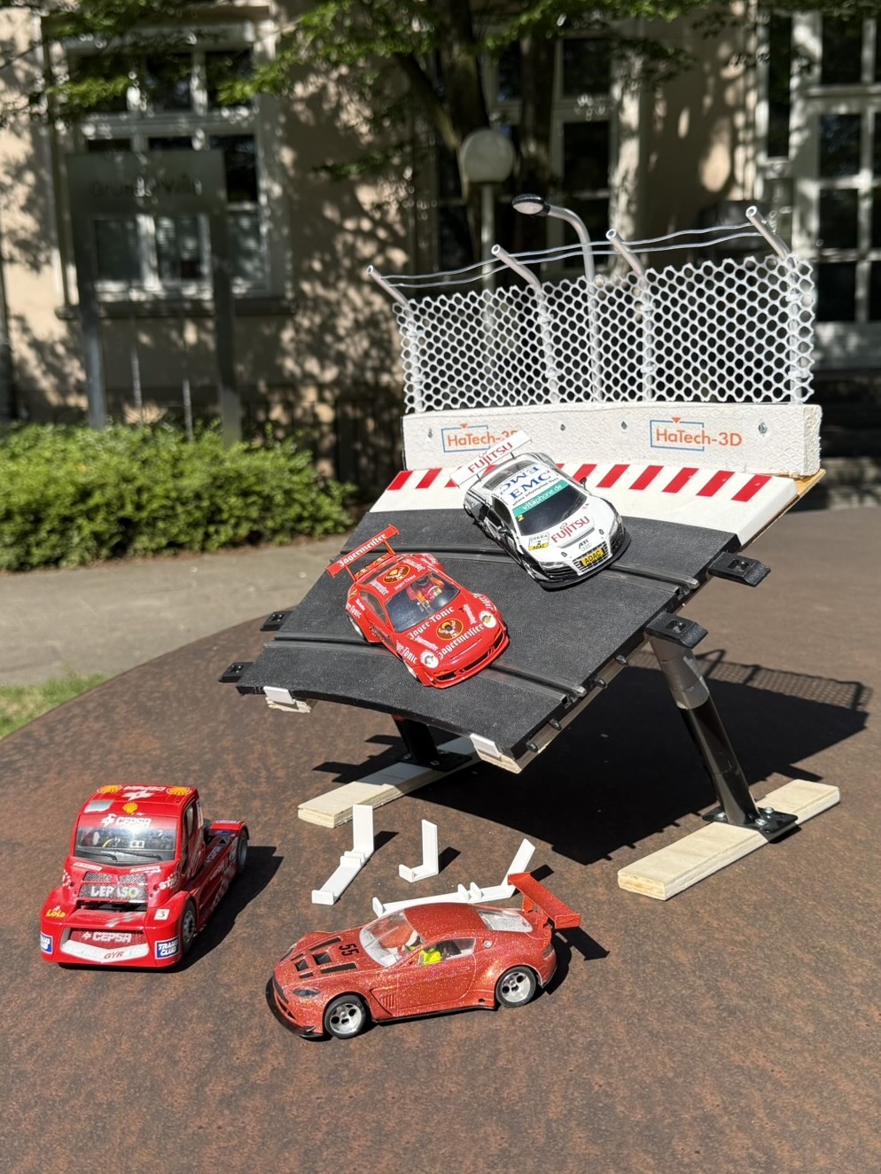 Ninco Slot-Car-Steilkurve mit 3D-gedruckten Halteclips als Einzelteile – HaTech-3D