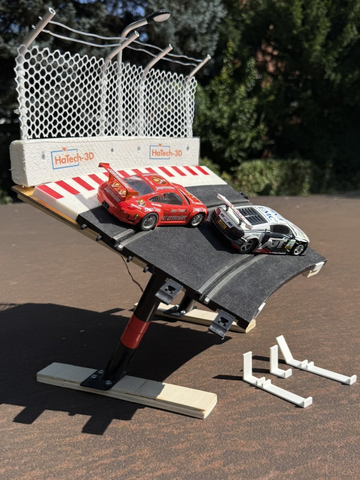 Seitenansicht der Slot-Car-Steilkurve mit Stützkonstruktion und Halteclips – HaTech-3D