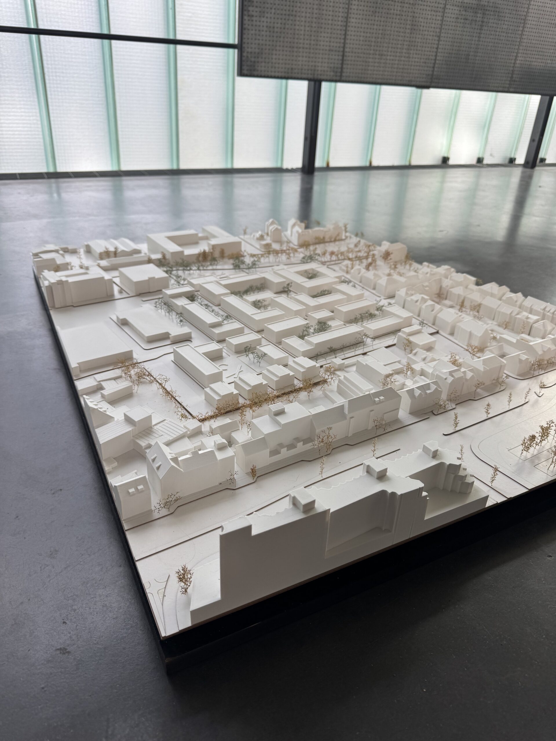 Weißes 3D-gedrucktes Städtebaumodell von Braunschweig in der Perspektivansicht – maßstabsgetreuer Architekturmodell-Druck von HaTech-3D